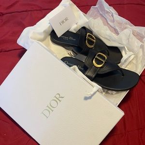 30 MONTAIGNE FLAT THONG - BLACK CALFSKIN